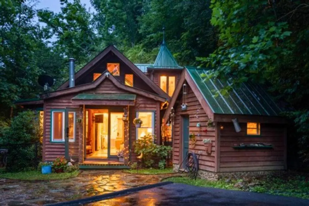 Romantic Gem, 2 Acres, Hot Tub, Free Pet, King Bed
