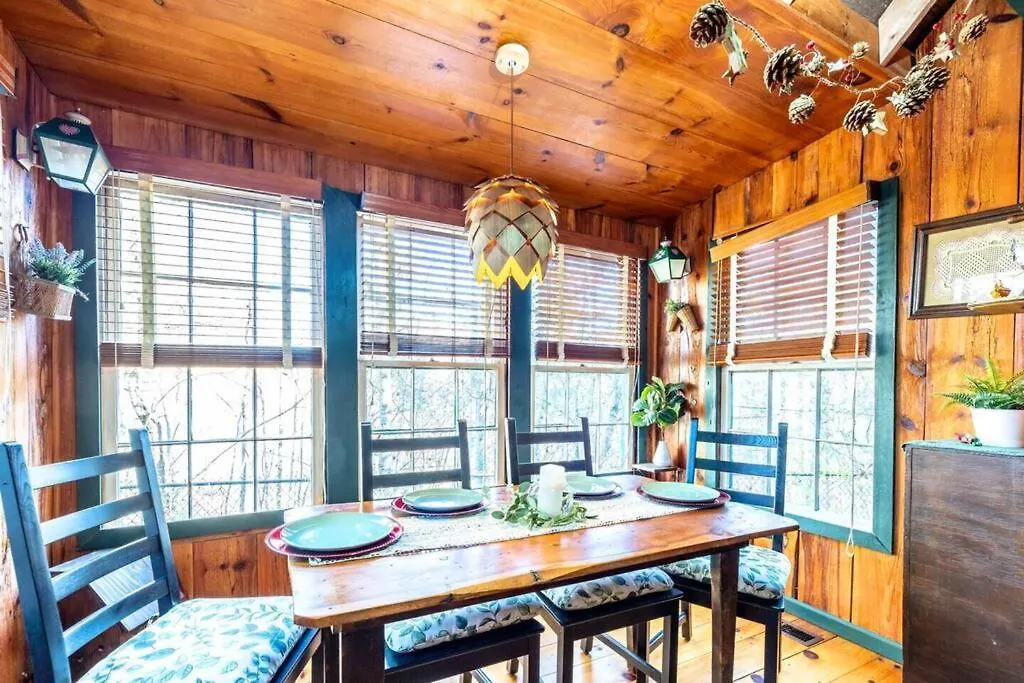 Holiday home Romantic Gem, 2 Acres, Hot Tub, Free Pet, King Bed