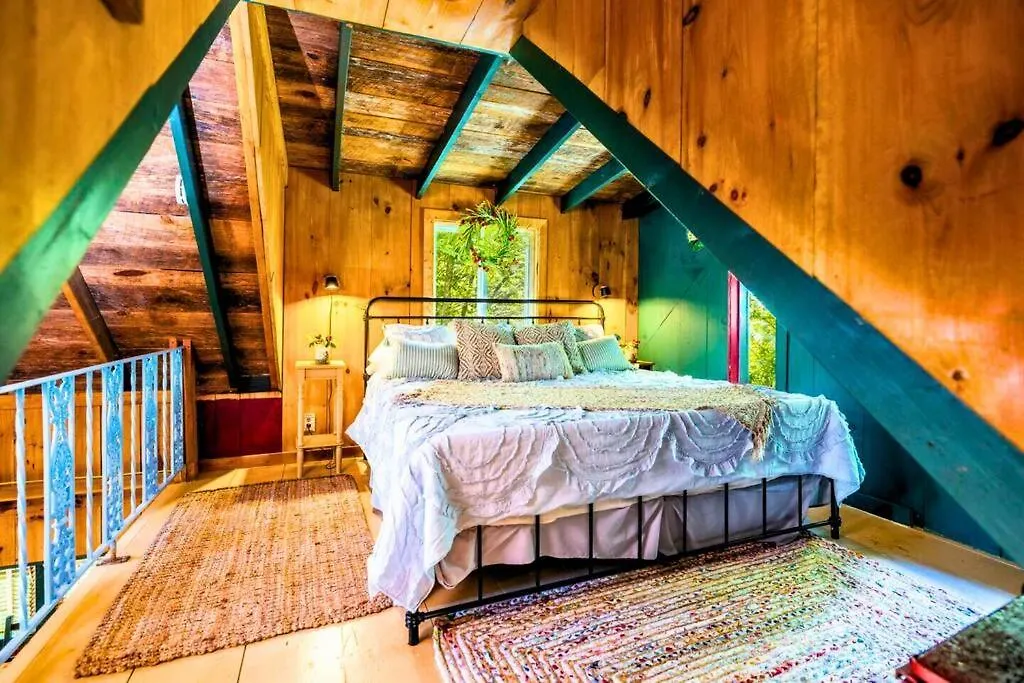 Romantic Gem, 2 Acres, Hot Tub, Free Pet, King Bed Holiday home Pigeon Forge