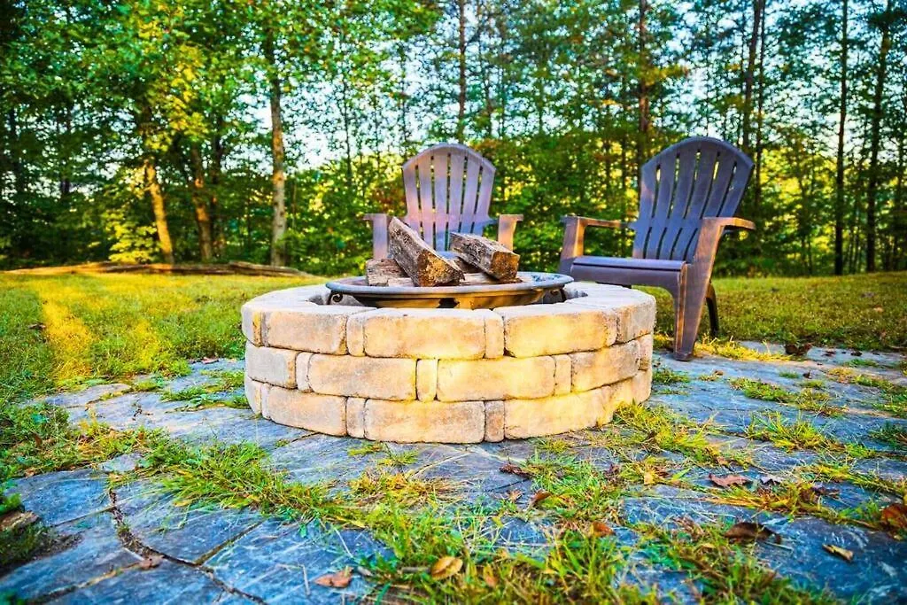Romantic Gem, 2 Acres, Hot Tub, Free Pet, King Bed Holiday home Pigeon Forge