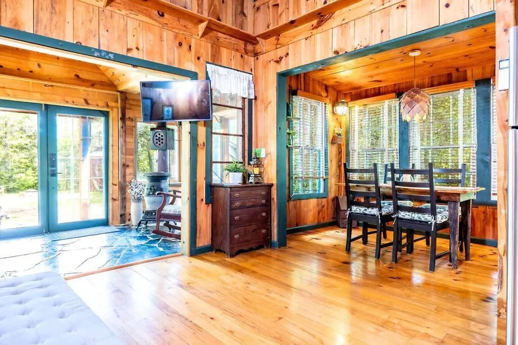 Romantic Gem, 2 Acres, Hot Tub, Free Pet, King Bed Holiday home Pigeon Forge