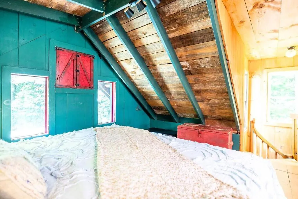 Holiday home Romantic Gem, 2 Acres, Hot Tub, Free Pet, King Bed *