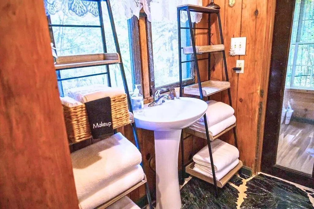 Holiday home Romantic Gem, 2 Acres, Hot Tub, Free Pet, King Bed