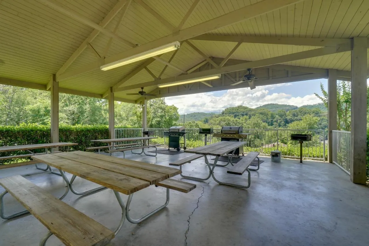 Retreat With Community Pool! * Pigeon Forge