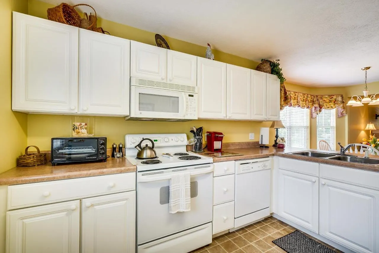 Holiday home With Deck And Hot Tub Near Town!