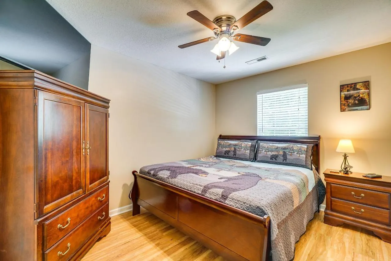 Holiday home With Screened Porch, 3 Mi To Town!