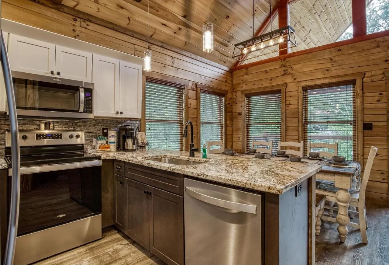 Ern841 - Sweet Feet Retreat - Location, Location, And Private Indoor Pool! Casa de Férias