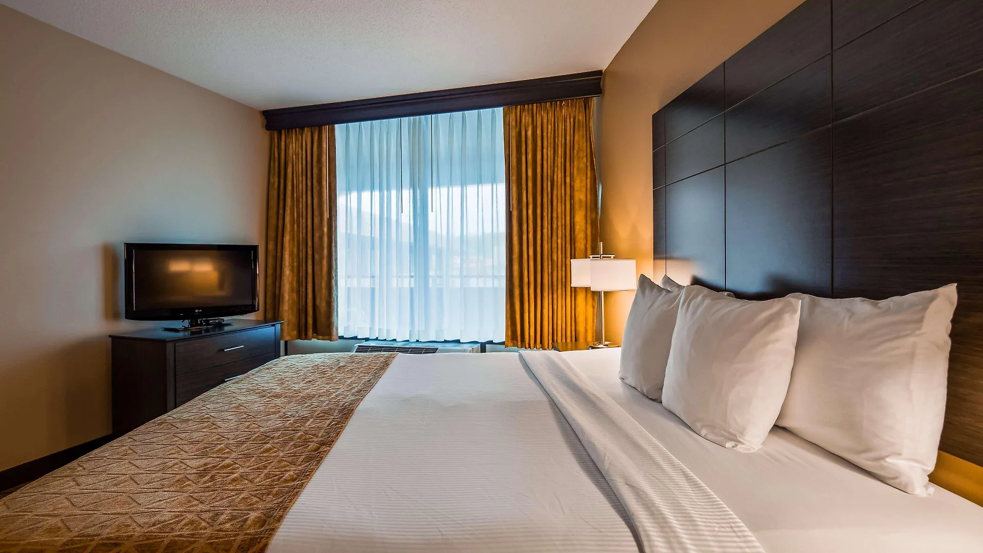 Western Toni 3* Pigeon Forge