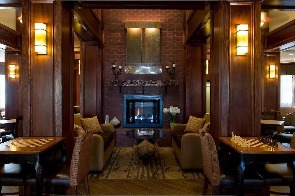 Hampton & On The Parkway Hotel 3*