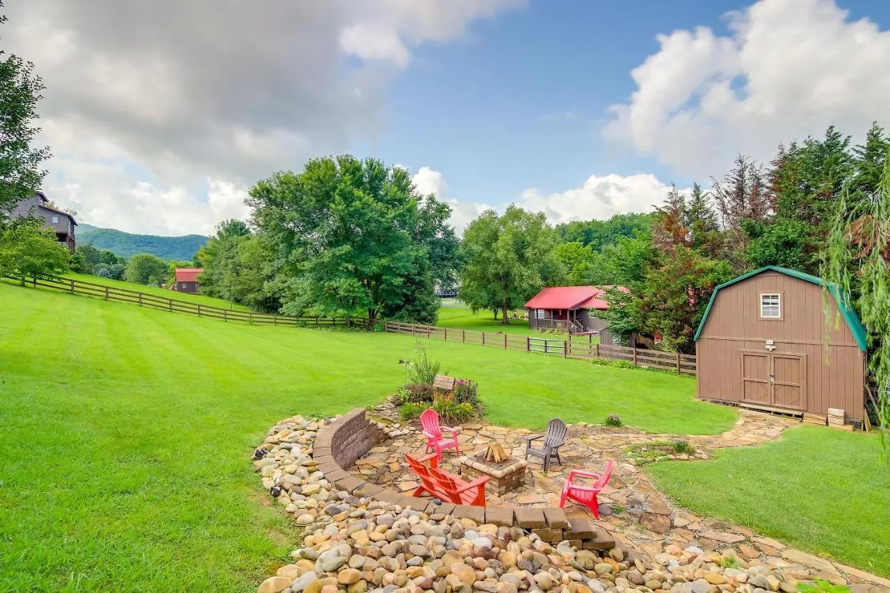 Vacation With Hot Tub And Yard *