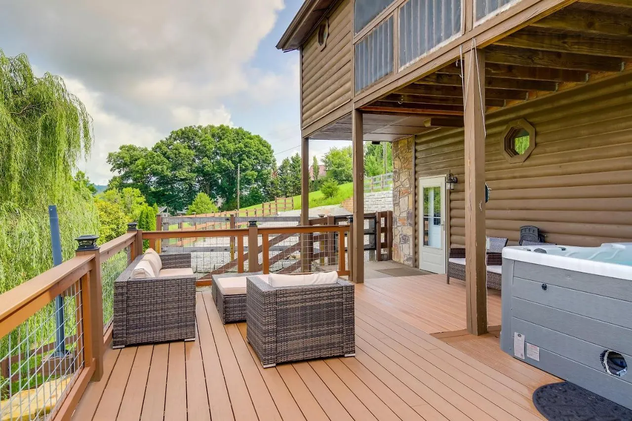 Vacation With Hot Tub And Yard * Pigeon Forge