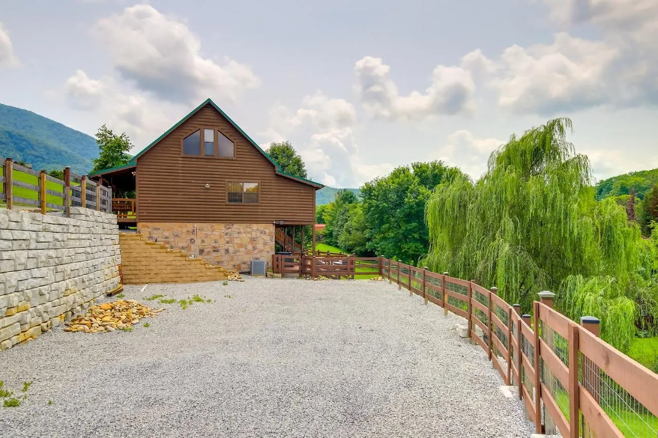 Vacation With Hot Tub And Yard Holiday home