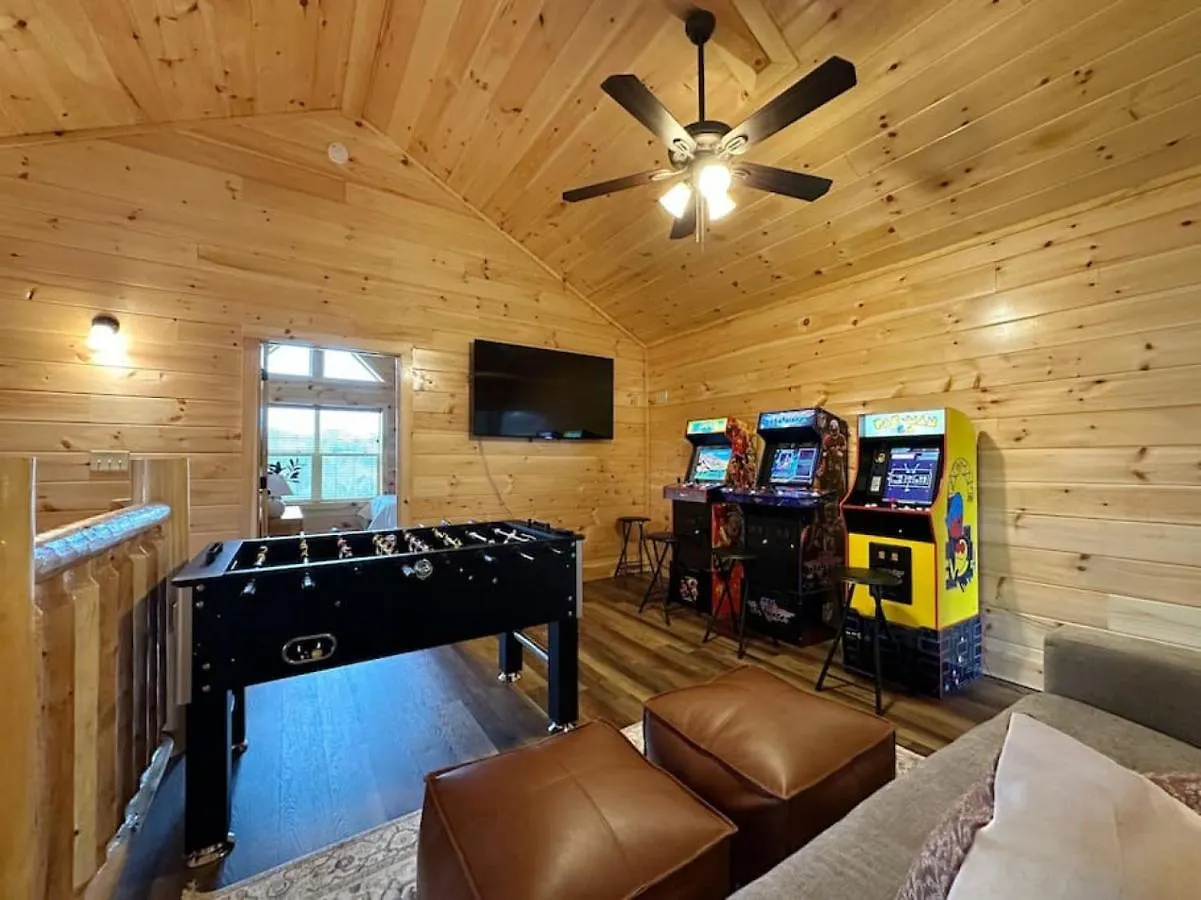 Wildwood Retreat Indoor Pool Hot Tub Game Area * Pigeon Forge
