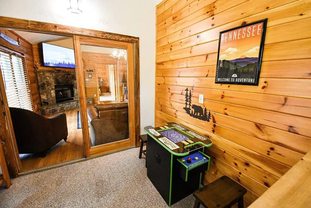 Four Private - Hot Tub - Arcade - Fast Wi-fi - One Minute To Parkway Fun Holiday home