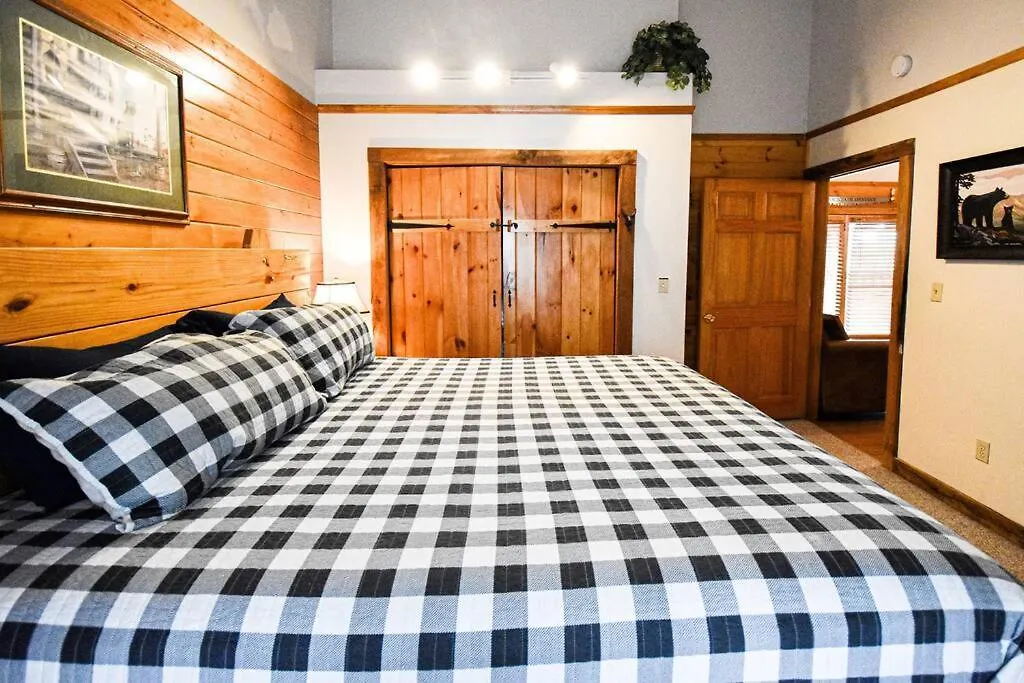 Four Private - Hot Tub - Arcade - Fast Wi-fi - One Minute To Parkway Fun Holiday home Pigeon Forge