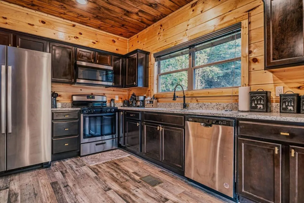Brand New 4/4 Minutes To Dollywood! Hot Tub! Holiday home Pigeon Forge