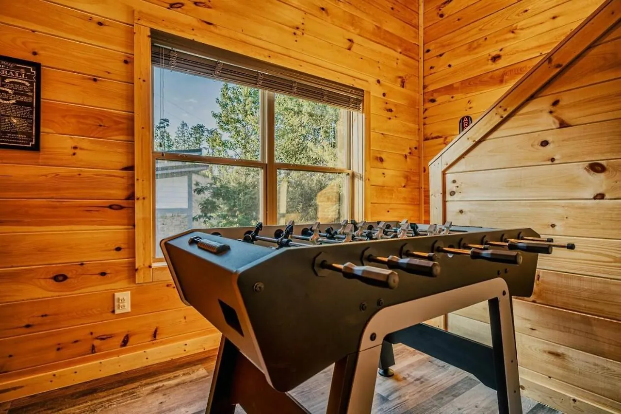 Holiday home Brand New 4/4 Minutes To Dollywood! Hot Tub! *
