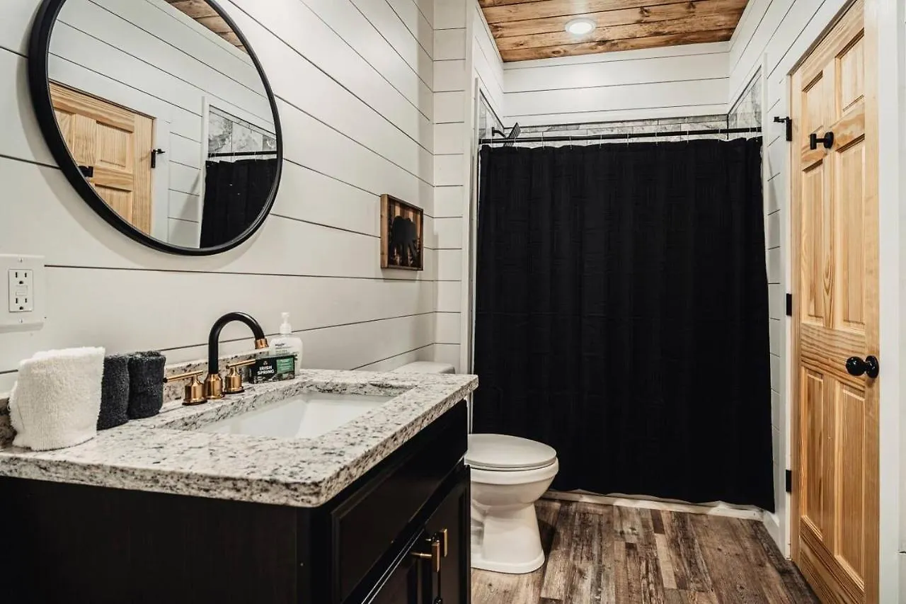 Brand New 4/4 Minutes To Dollywood! Hot Tub! Holiday home