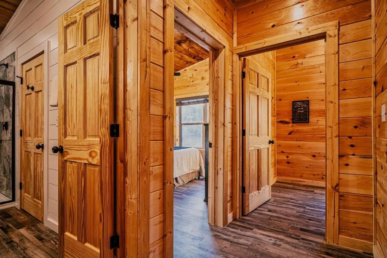 Brand New 4/4 Minutes To Dollywood! Hot Tub! Pigeon Forge