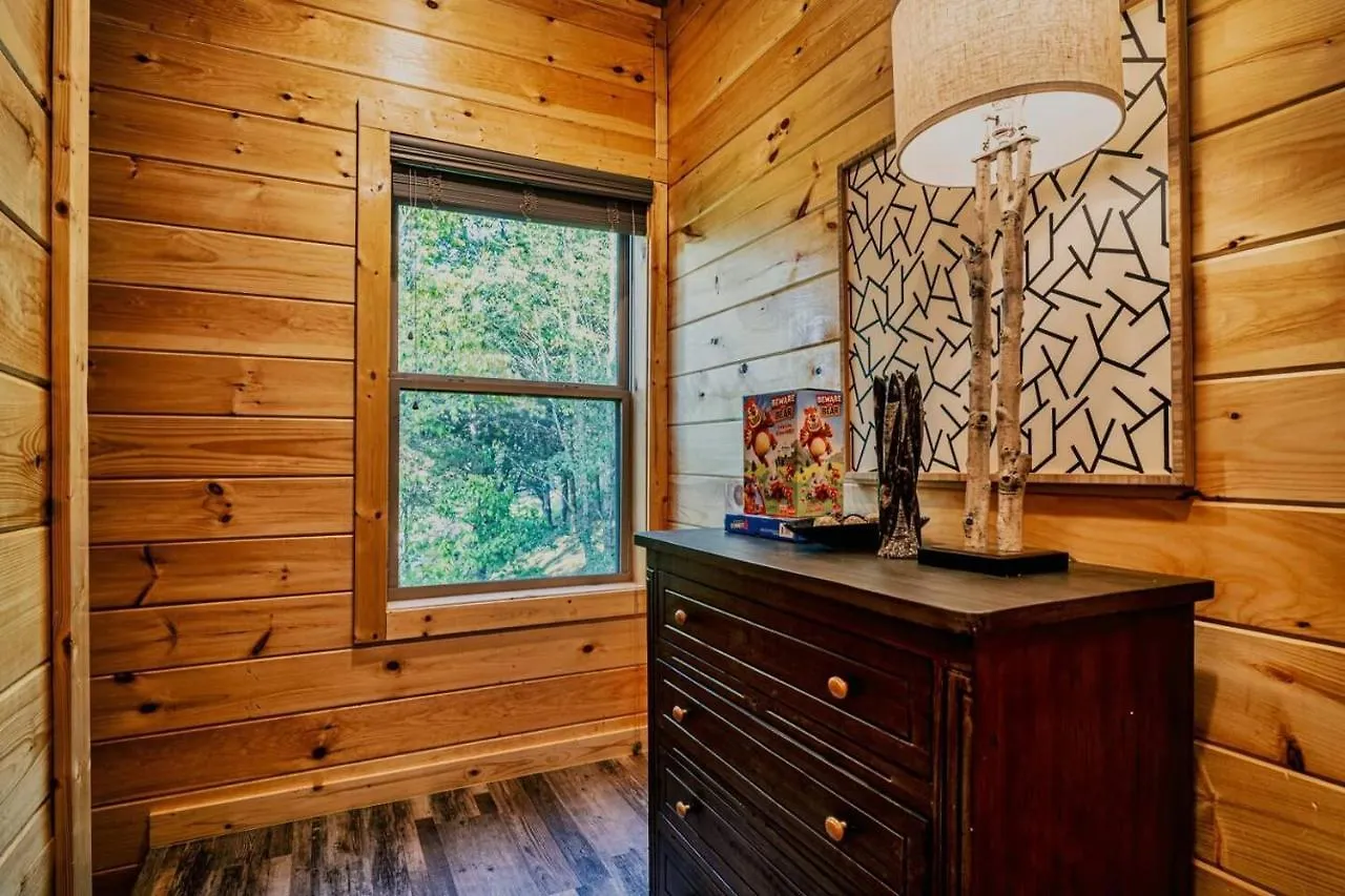 Brand New 4/4 Minutes To Dollywood! Hot Tub! Holiday home Pigeon Forge