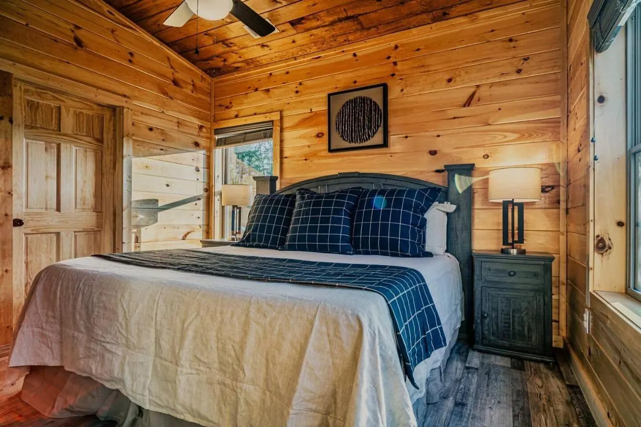 Brand New 4/4 Minutes To Dollywood! Hot Tub! Holiday home *