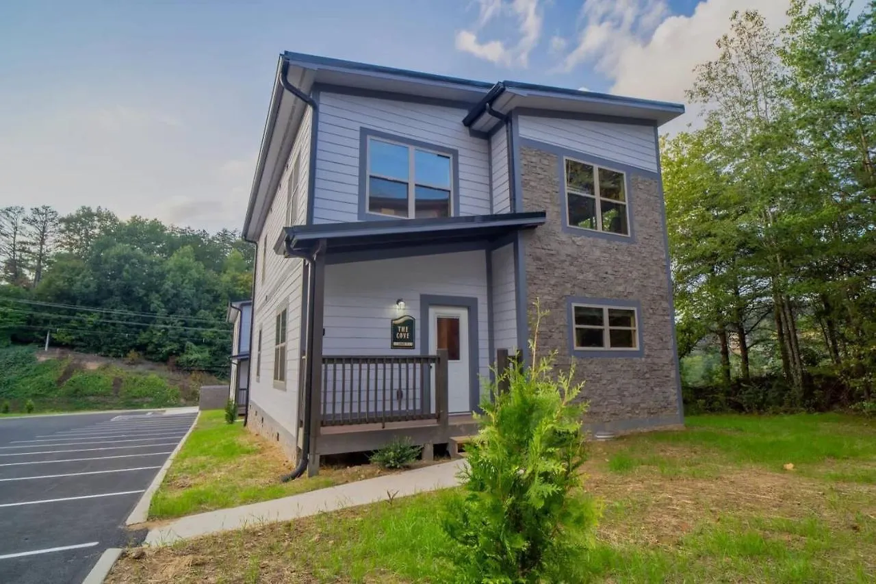 Brand New 4/4 Minutes To Dollywood! Hot Tub! * Pigeon Forge