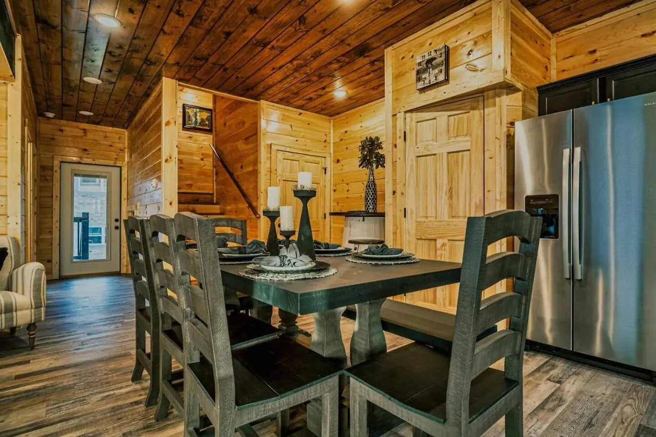 Brand New 4/4 Minutes To Dollywood! Hot Tub! Holiday home