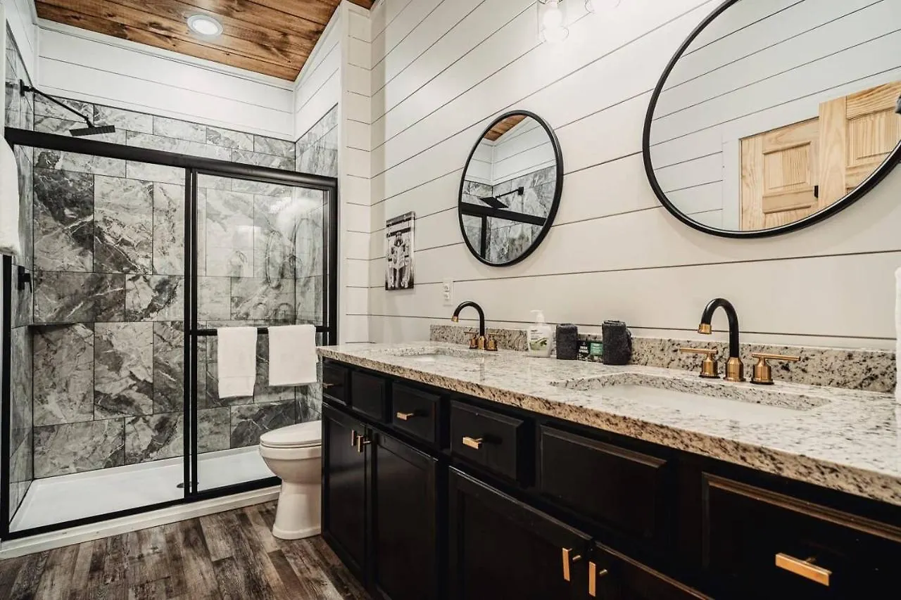 Brand New 4/4 Minutes To Dollywood! Hot Tub! Holiday home Pigeon Forge