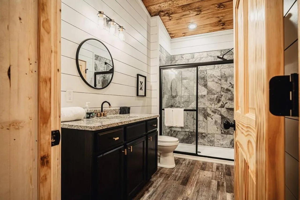 Holiday home Brand New 4/4 Minutes To Dollywood! Hot Tub! Pigeon Forge