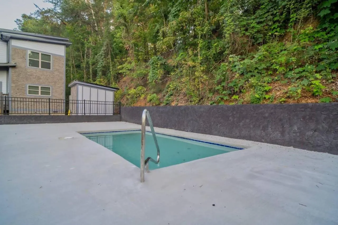 Brand New 4/4 Minutes To Dollywood! Hot Tub! Holiday home