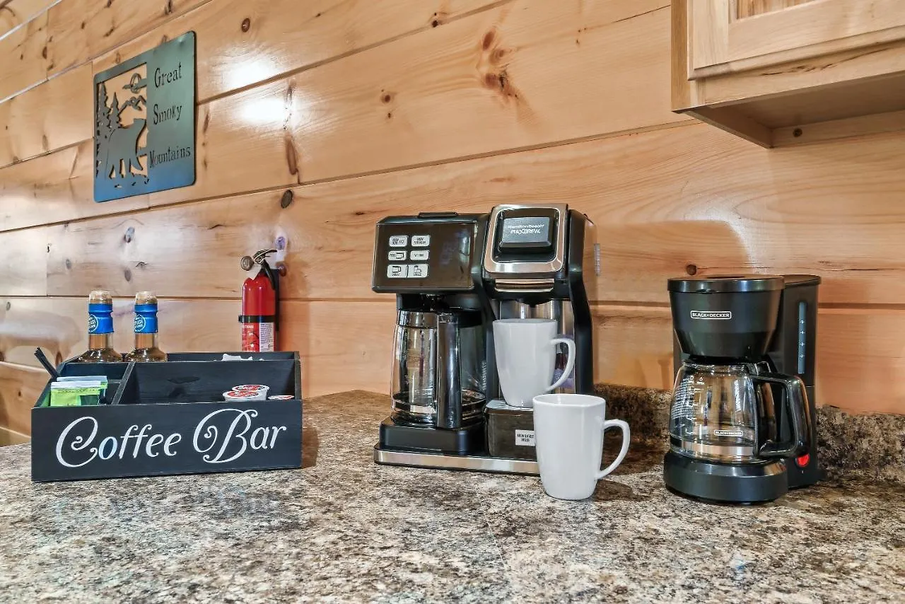 Mountains R Calling, Cozy Hideaway, King Beds, Hot-tub, Arcade, Ev Ready Holiday home Pigeon Forge