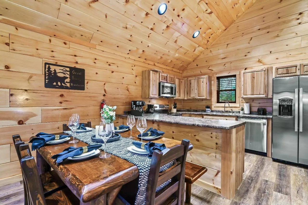 Mountains R Calling, Cozy Hideaway, King Beds, Hot-tub, Arcade, Ev Ready Holiday home *