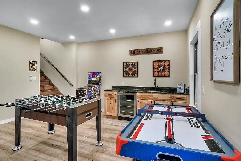Three Cubs Den - Minutes To Pf Strip, Hot Tub, Arcade Games, Bunks, View Holiday home *