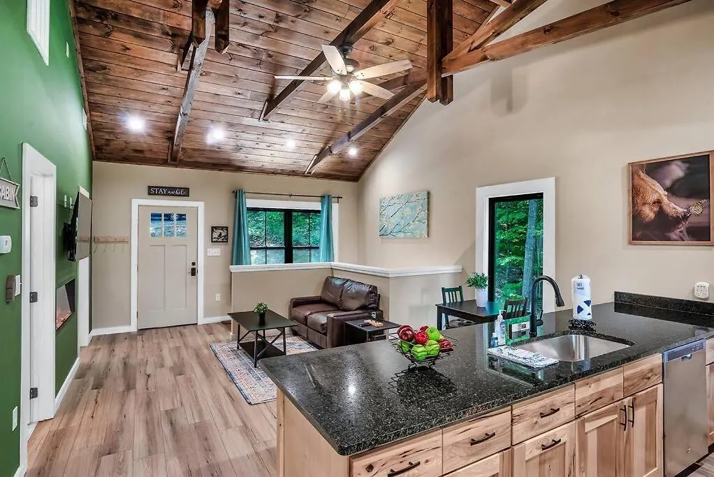 Three Cubs Den - Minutes To Pf Strip, Hot Tub, Arcade Games, Bunks, View Pigeon Forge