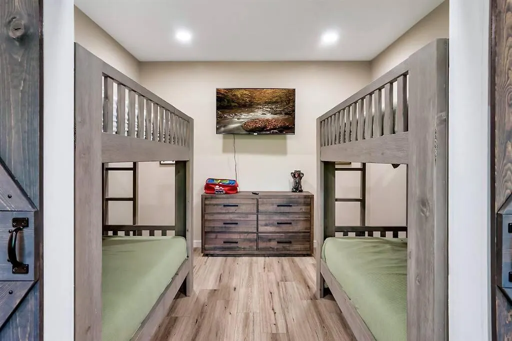 Three Cubs Den - Minutes To Pf Strip, Hot Tub, Arcade Games, Bunks, View *