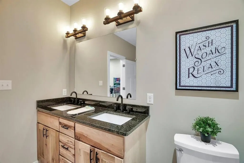 Three Cubs Den - Minutes To Pf Strip, Hot Tub, Arcade Games, Bunks, View * Pigeon Forge