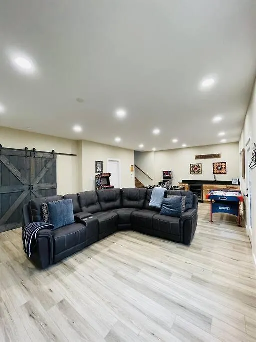 Three Cubs Den - Minutes To Pf Strip, Hot Tub, Arcade Games, Bunks, View