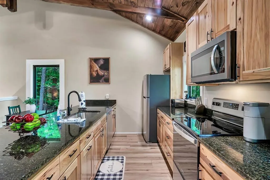 Three Cubs Den - Minutes To Pf Strip, Hot Tub, Arcade Games, Bunks, View Pigeon Forge