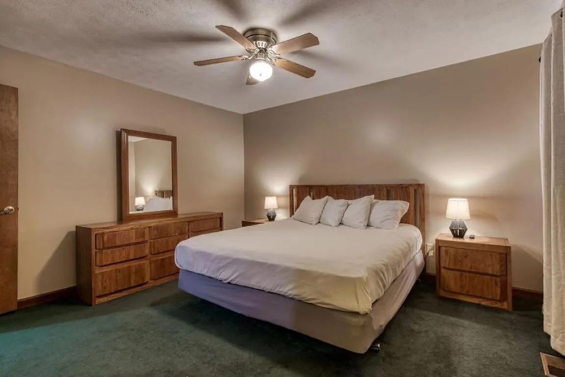 Holiday home Pinecrest Townhomes-1king-2queen Unit *