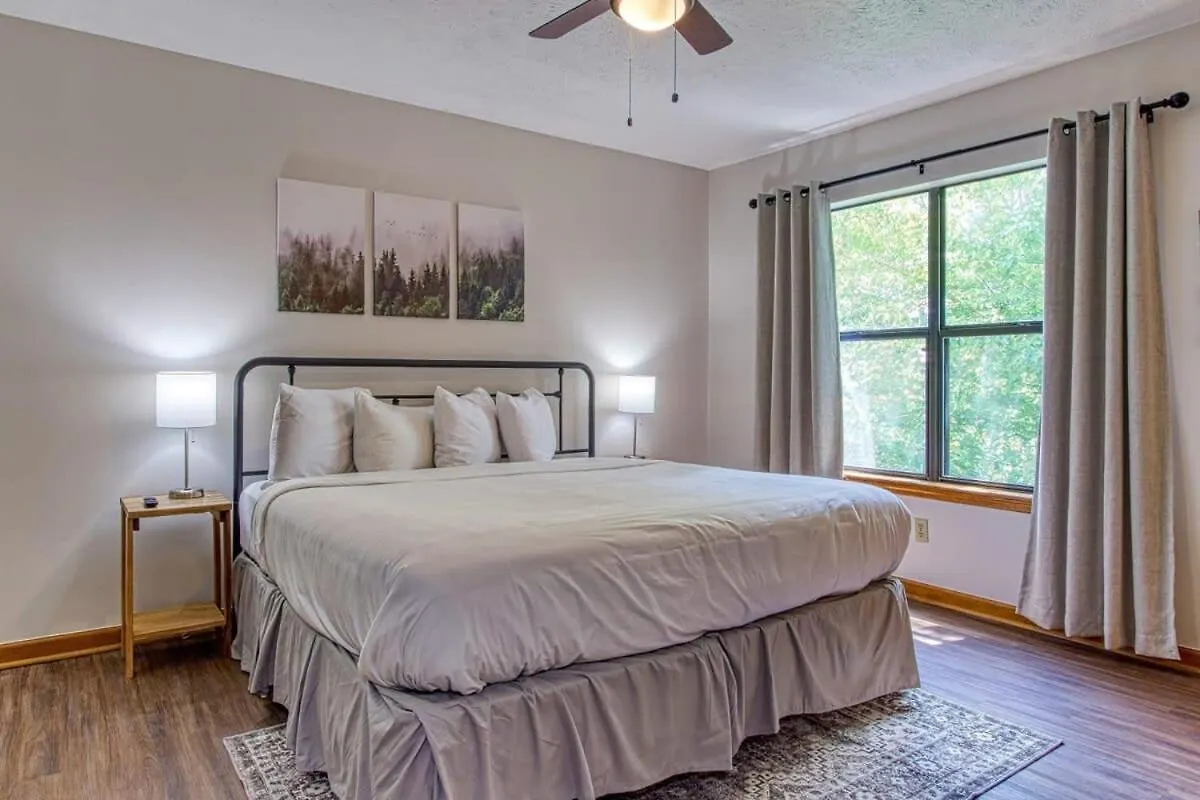 Pinecrest Townhomes-1king-2queen Unit-renovated Holiday home Pigeon Forge