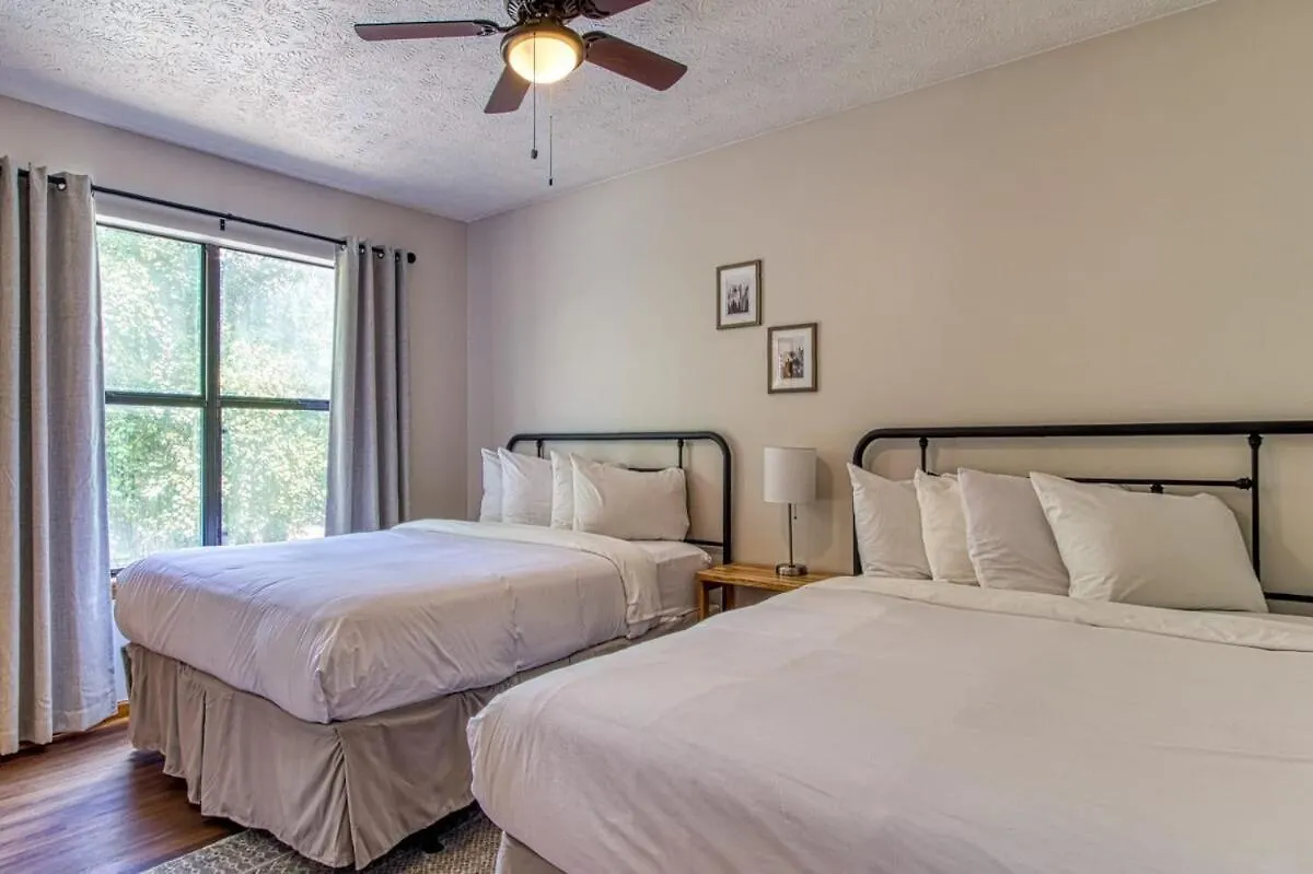 Pinecrest Townhomes-1king2queen- Renovated Holiday home