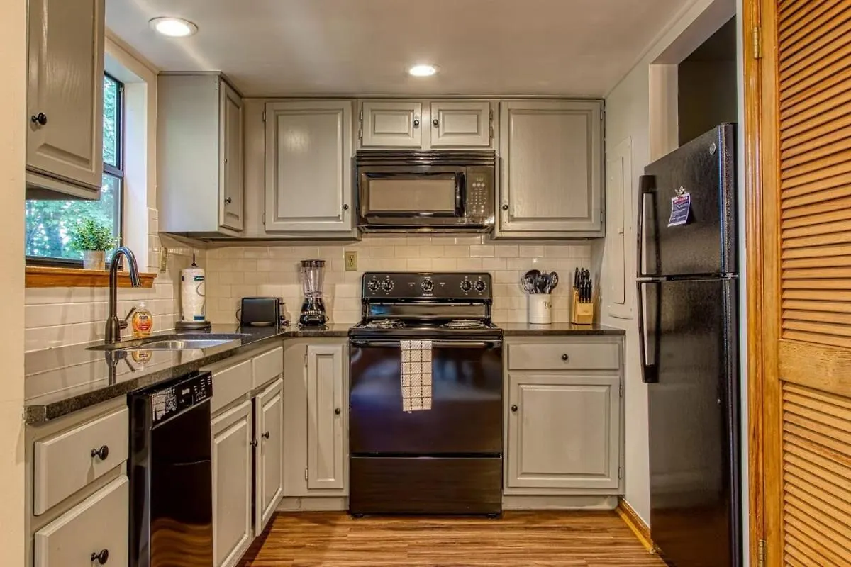 Holiday home Pinecrest Townhomes-1king2queen- Renovated