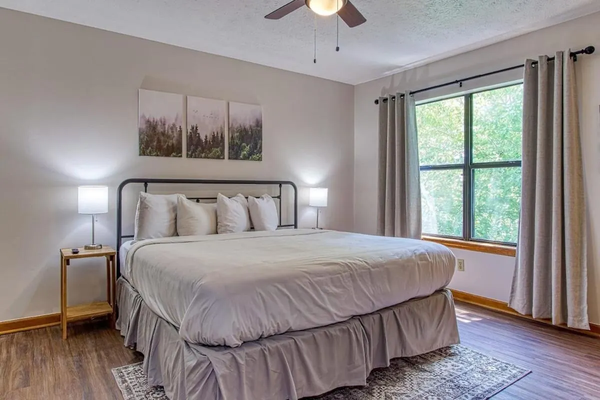 Pinecrest Townhomes-1king2queen- Renovated Holiday home