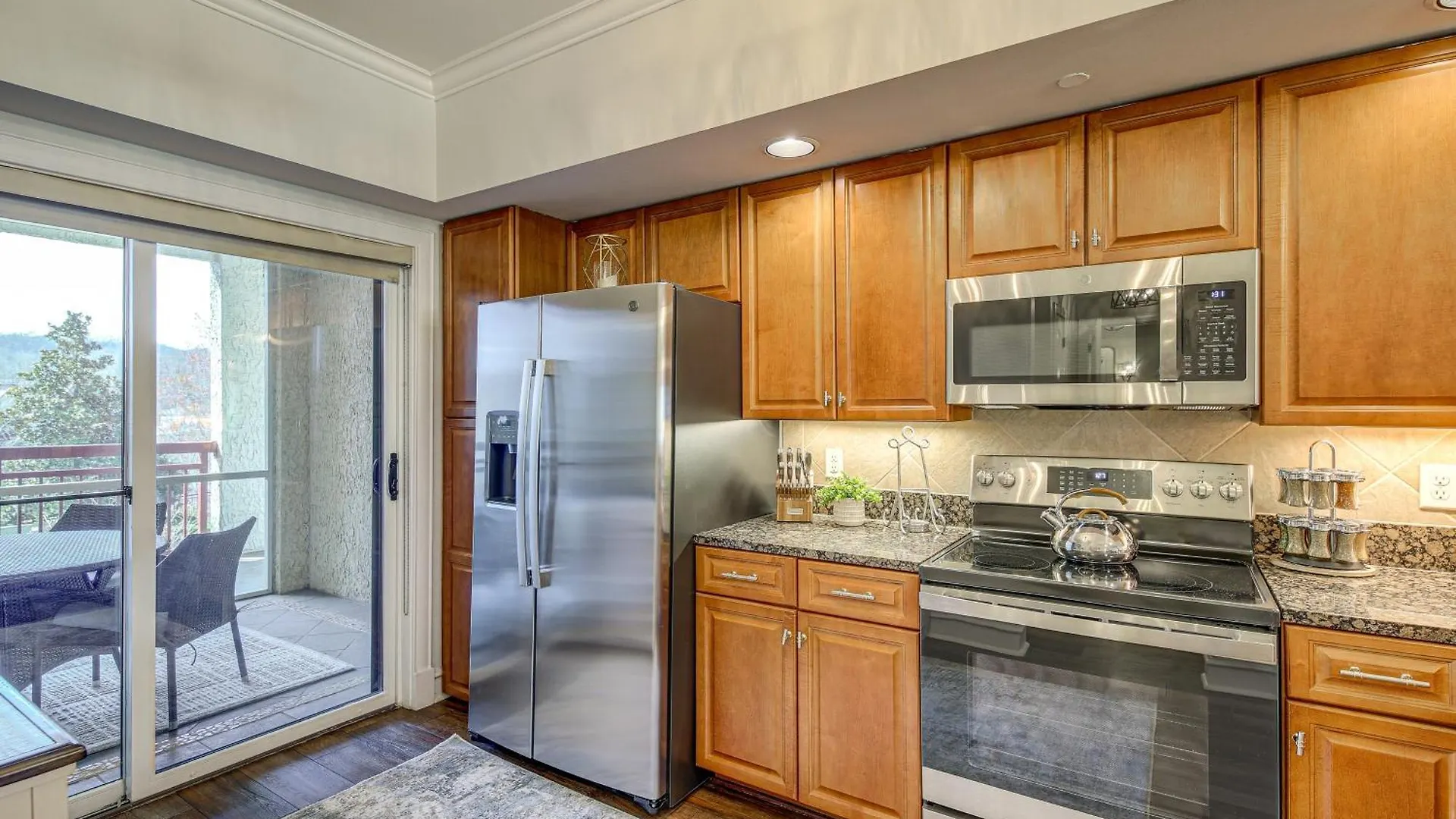 Elegant With Golf Course View! Apartment Pigeon Forge