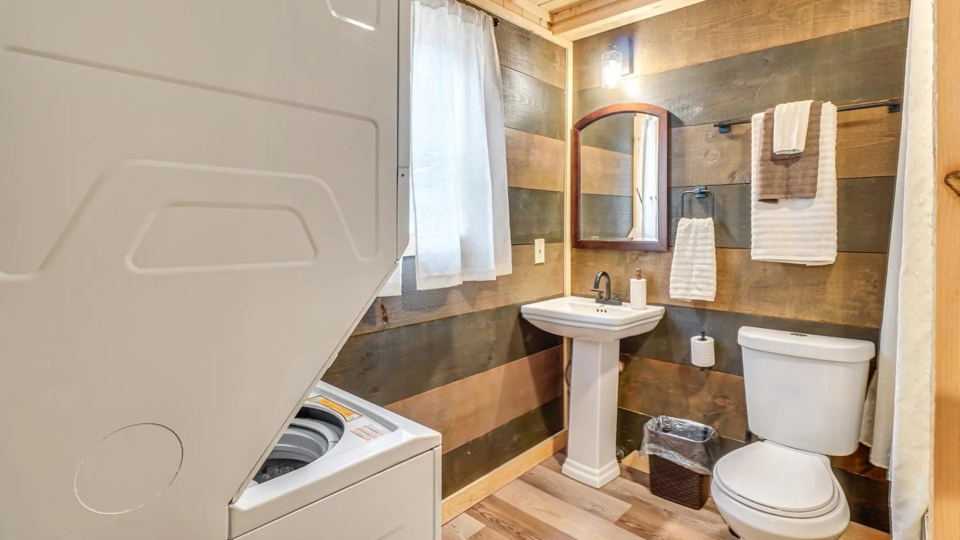 Cozy Sevierville Cabin With Hot Tub And Game Room!