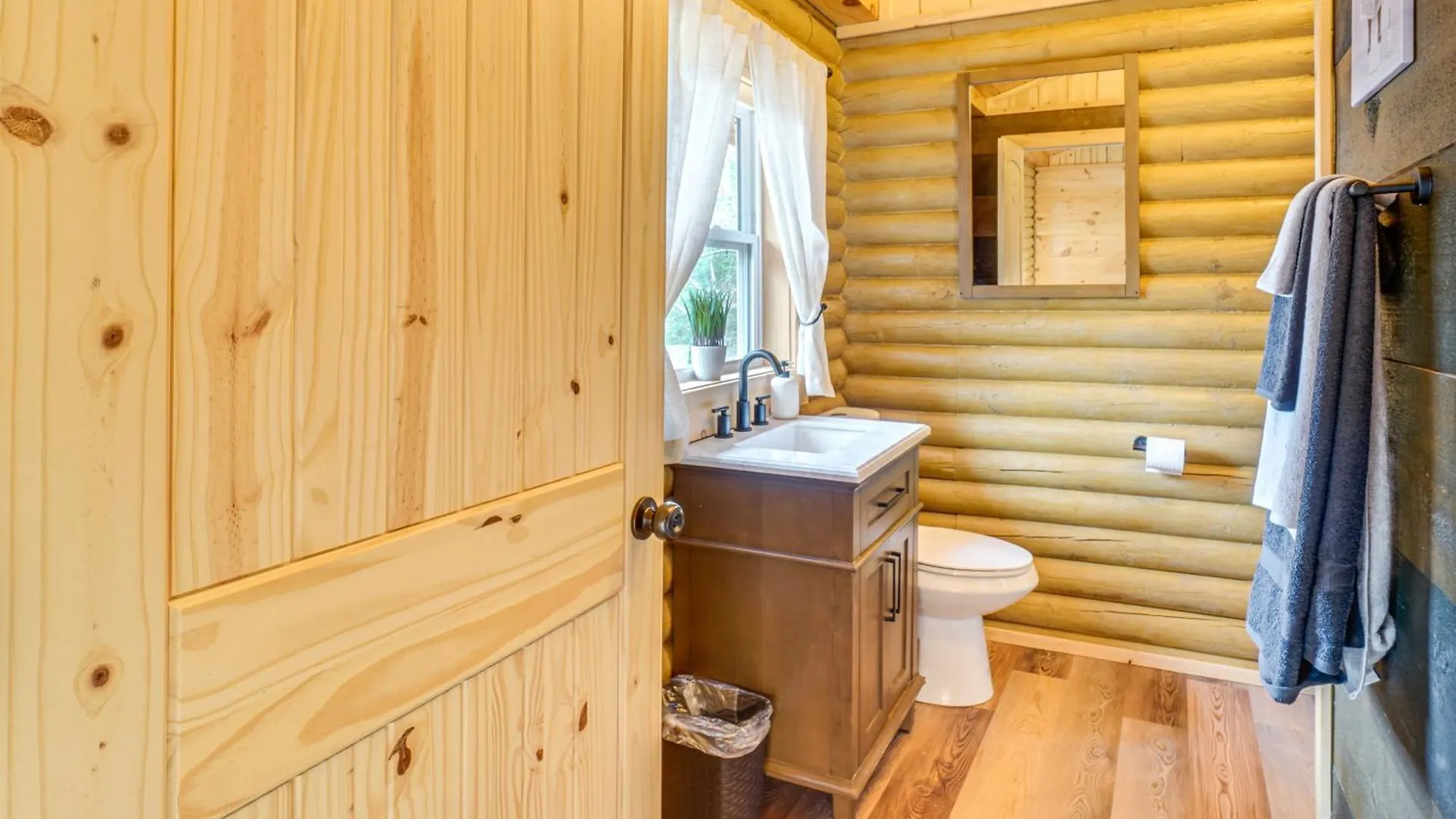 Cozy Sevierville Cabin With Hot Tub And Game Room! Holiday home Pigeon Forge
