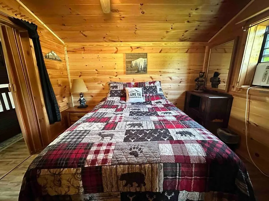 Cozy Walking Distance To Parkway! *