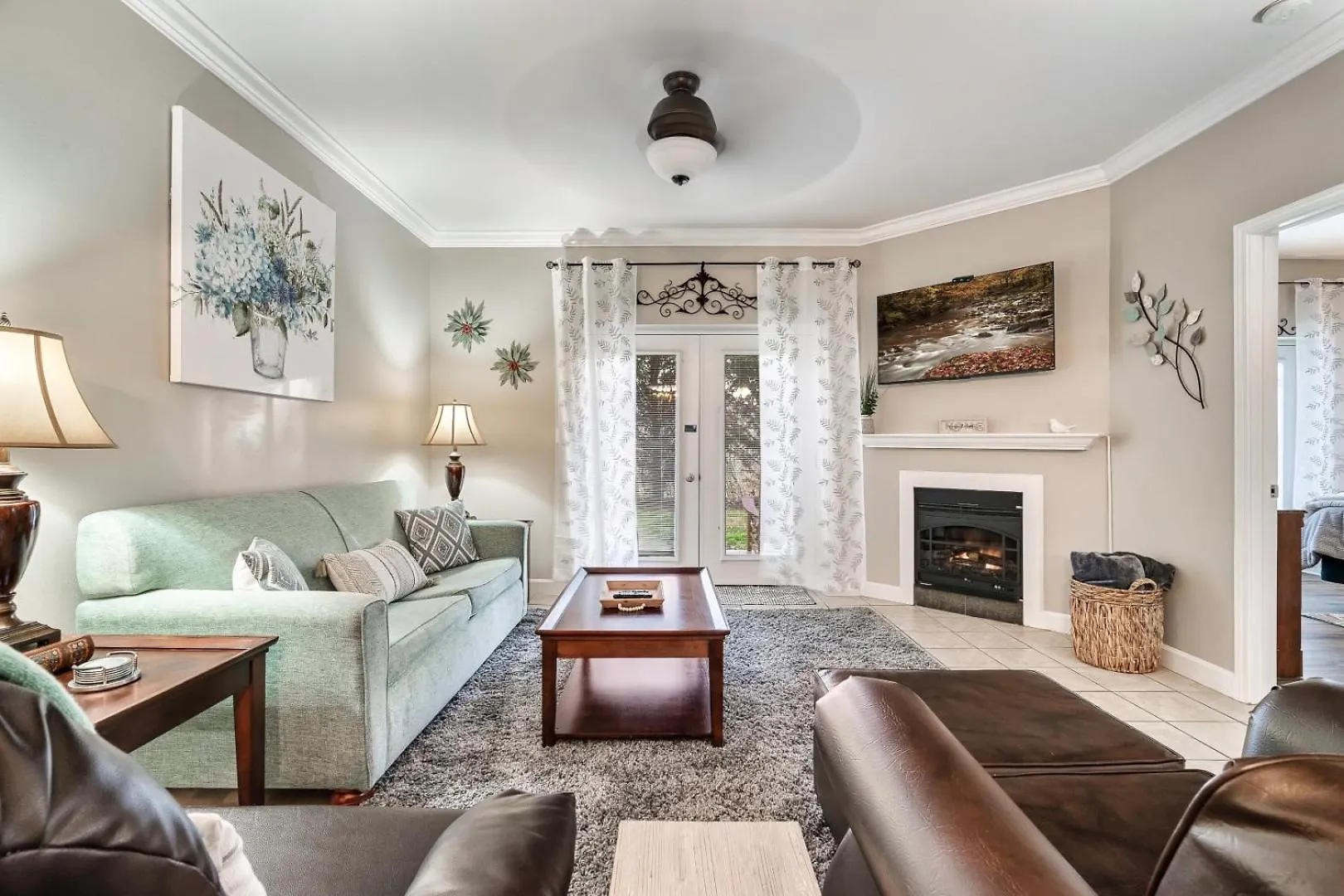 Luxury Condo, Sleeps 6, 3.2 Miles To Dollywood Apartment *