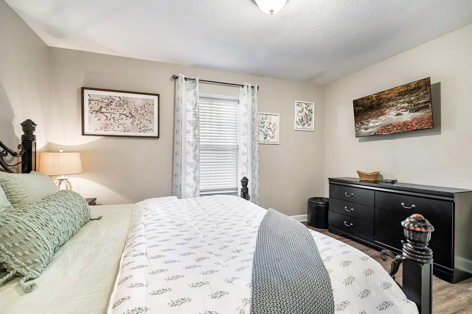 Luxury Condo, Sleeps 6, 3.2 Miles To Dollywood Apartment