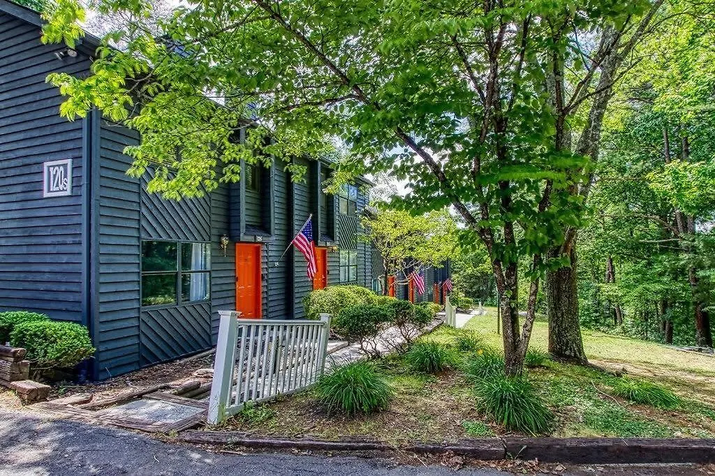 Pinecrest Townhomes-1king-2queen Unit-renovated Holiday home
